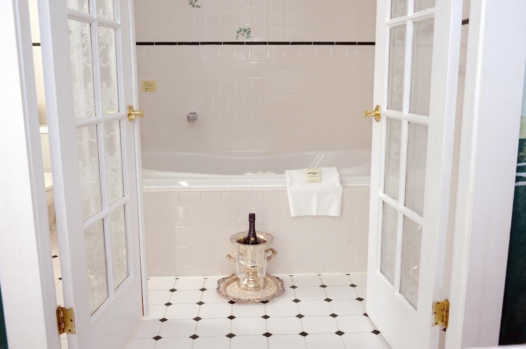 Historic Jacob Hill Inn Сиконк Экстерьер фото
